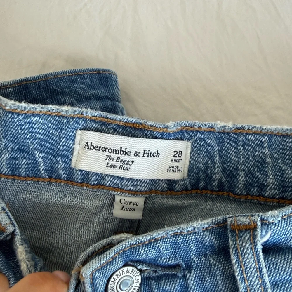 Abercrombie Curve Love Baggy Low Rise 28 short - Picture 2 of 4